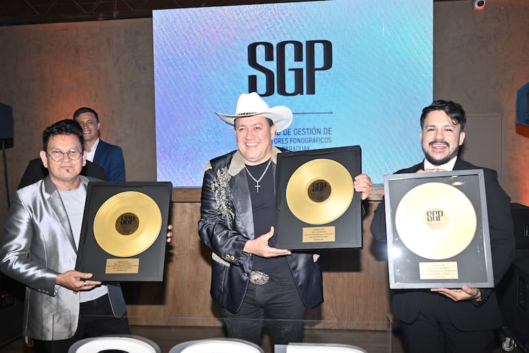 Luis Maqueda y Los Roller's también celebraron que tres canciones alcanzaron la certificación de Disco de Oro.