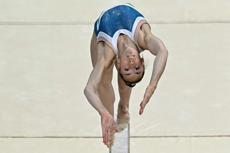 La gimnasta francesa-argelina Kaylia Nemour en el Bercy Arena en Paris.