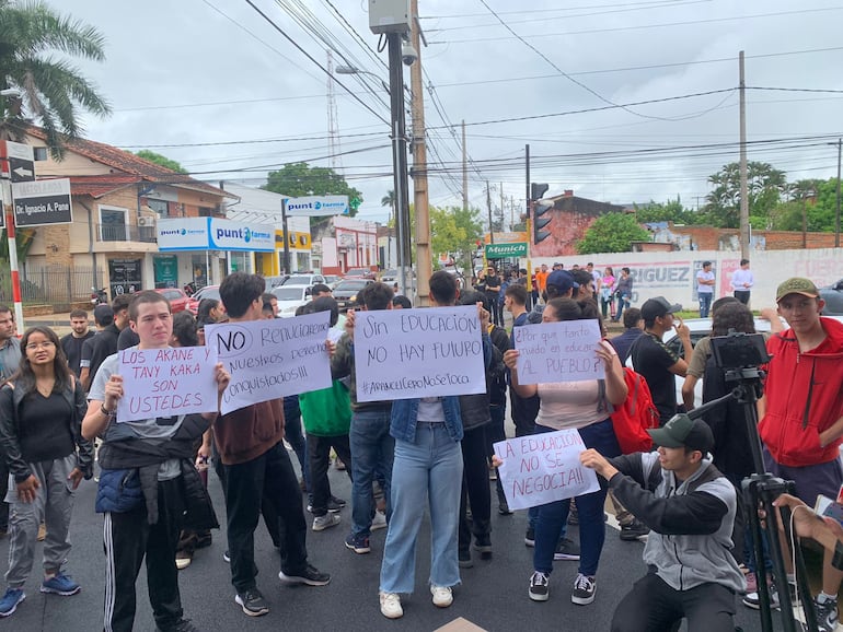 Alumnos de la Universidad Nacional de Caaguazú (UNCA) van a paro indefinido para exigir Arancel Cero.