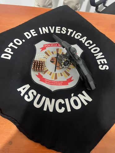 El arma y los cartuchos que el sospechoso tenía en su poder en el momento en que fue capturado, en el marco de la investigación de un crimen ocurrido en la Chacarita el 18 de enero pasado.