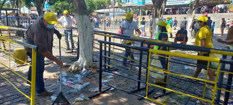 Pese a la colocación de varios tachos de basuras, los promeseros emplearon los espacios libres como basurero.