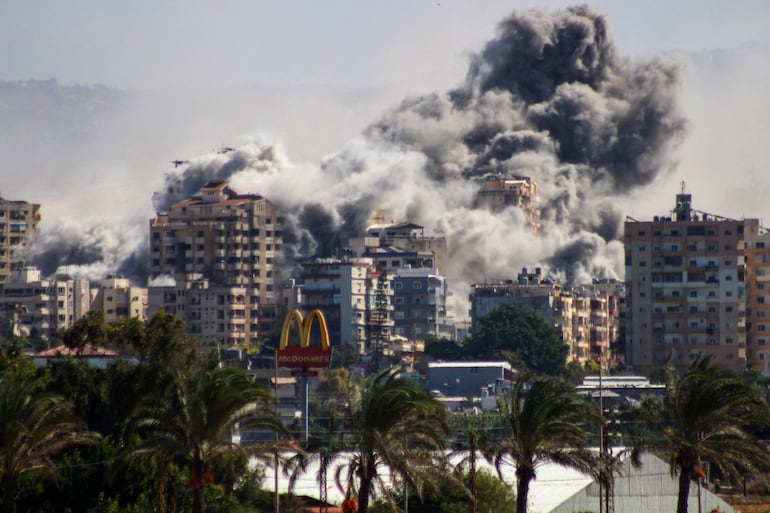 Humo se eleva sobre la ciudad de Tiro, Líbano, luego de un bombardeo israelí el martes.