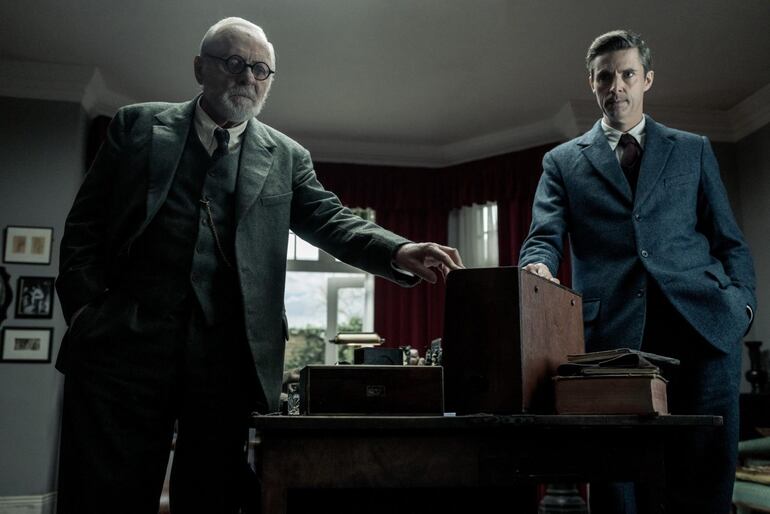 Anthony Hopkins y Matthew Goode en una escena de "La última sesión de Freud".