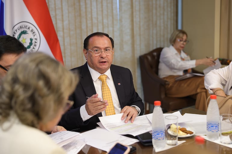 El senador Ramón Retamozo (ANR, aliado cartista) al término de la elección de la Mesa Directiva del Senado presidió la reunión con los líderes para diseñar el orden del día del miércoles.