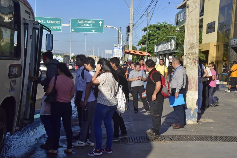 Ayer los usuarios seguían con el suplicio de las reguladas, mientras las autoridades insisten en el diálogo.