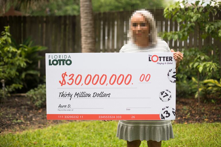 Mujer panameña que ganó 30 millones de dólares en la lotería de Estados Unidos gracias a The Lotter.