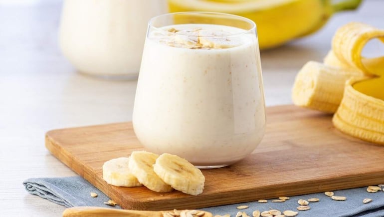 Este rico smoothie de banana con leche es altamente nutritivo, ya que la banana y la leche poseen varios nutrientes importantes.