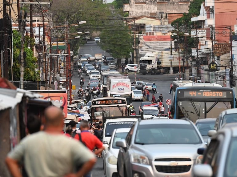 El paso del bus de la selección paraguaya por el Mercado Municipal 4, en la ciudad de Asunción. 