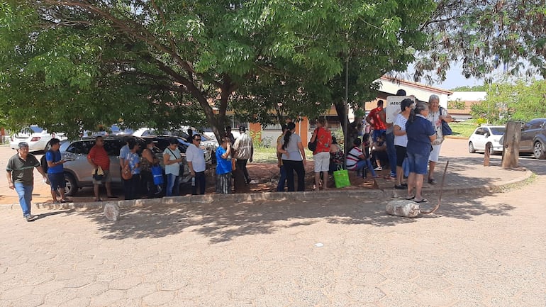 Para evitar formar fila en pleno Sol, muchos se refugiaron debajo de los árboles.