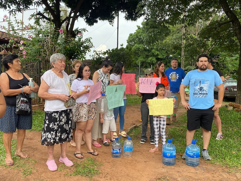 Vecinos de Ita Ka'aguy protestan tras 50 días sin agua.