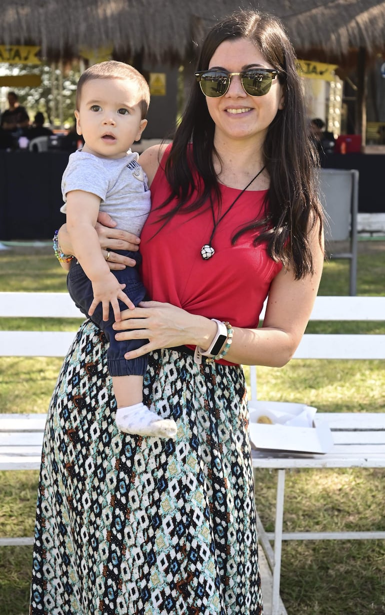 Mariela Varela junto al pequeño Renato Vergara.