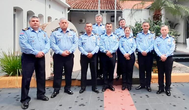 El comandante Carlos Benítez y el subcomandante Ramón Morales con los nuevos directores generales de la Policía Nacional.