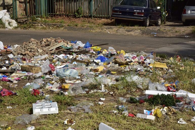 Parque Caballero: La basura domiciliaria de las precarias viviendas periféricas se acumula en el espacio público.