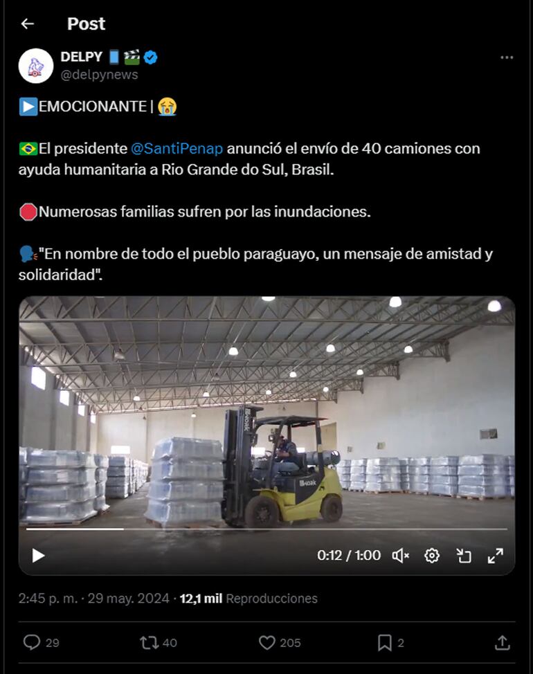 Los productos enviados como ayuda humanitaria al Brasil es ordenado con ayuda de un montacargas. 