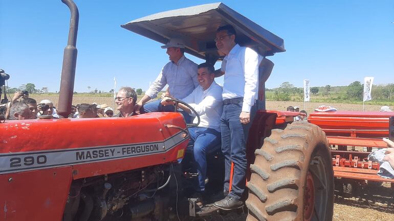 Santiago Peña (centro), Presidente de la República. A su derecha el Ministro de Agricultura y Ganadería Carlos Giménez. A la izquierda de Peña, el gobernador de San Pedro, Freddy D`ecclesiis .