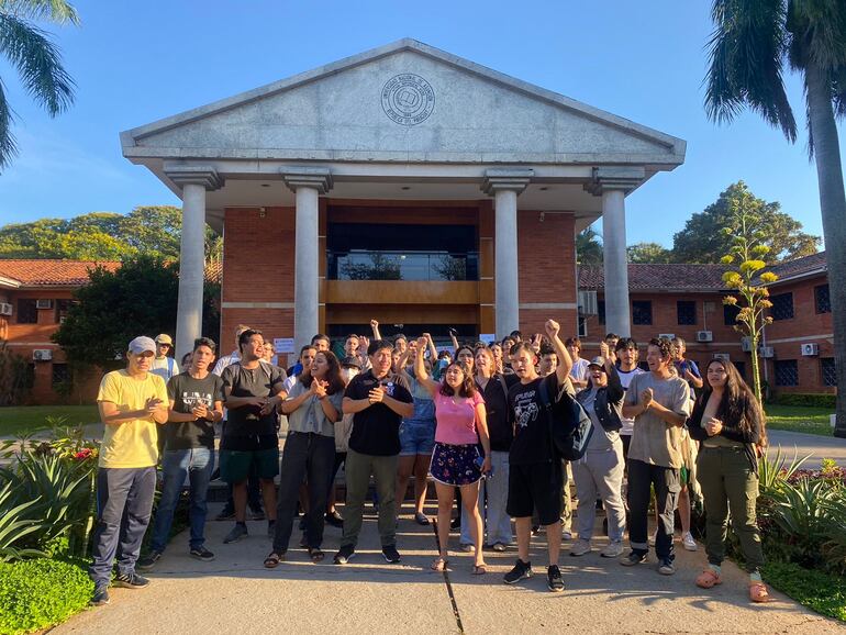 Estudiantes "tomaron" el rectorado de la Universidad Nacional de Asunción.