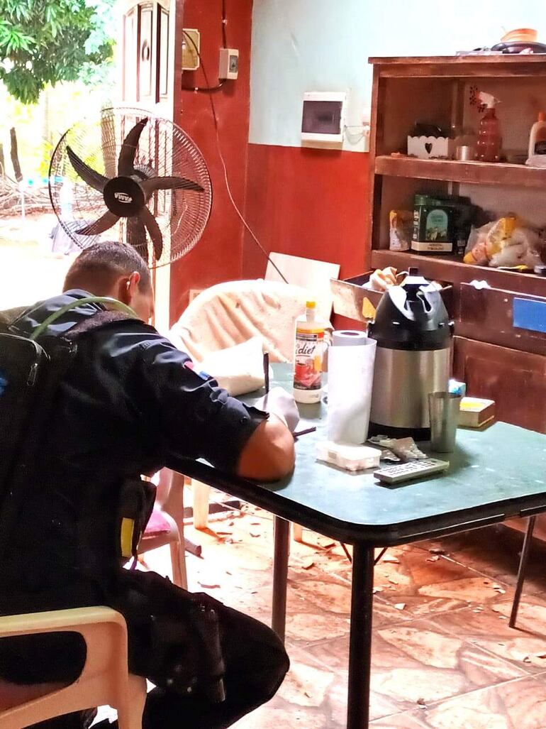 Los efectivos policiales llegaron hasta el lugar del hecho y realizaron el trabajo de campo.