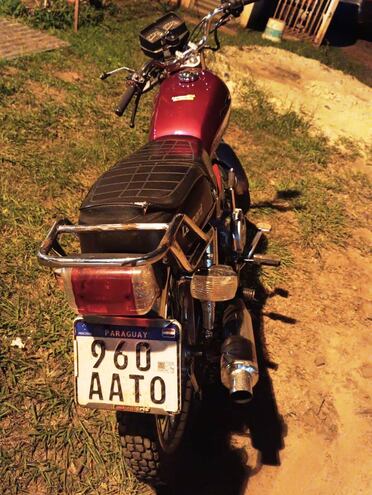 La motocicleta de la víctima quedó prácticamente sin daños materiales.