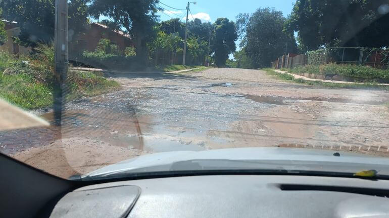 Denuncian caño roto sobre Augusto Roa Bastos.