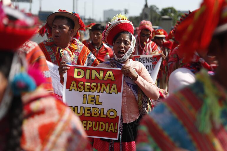 Fotografía de archivo: indígenas provenientes de la población cuzqueña de Ollantaytambo participan en una manifestación contra la presidenta Dina Boluarte en Lima (Perú).