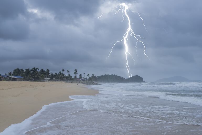 Caída de rayo en una playa (Foto ilustrativa).