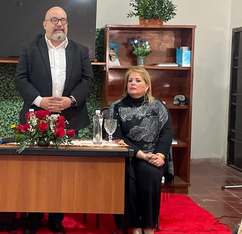 La directora del colegio Ysaty y directora de Educación de Capital, Erika Vargas Talavera, con el viceministro de Educación Básica, David Velázquez Seiferheld.