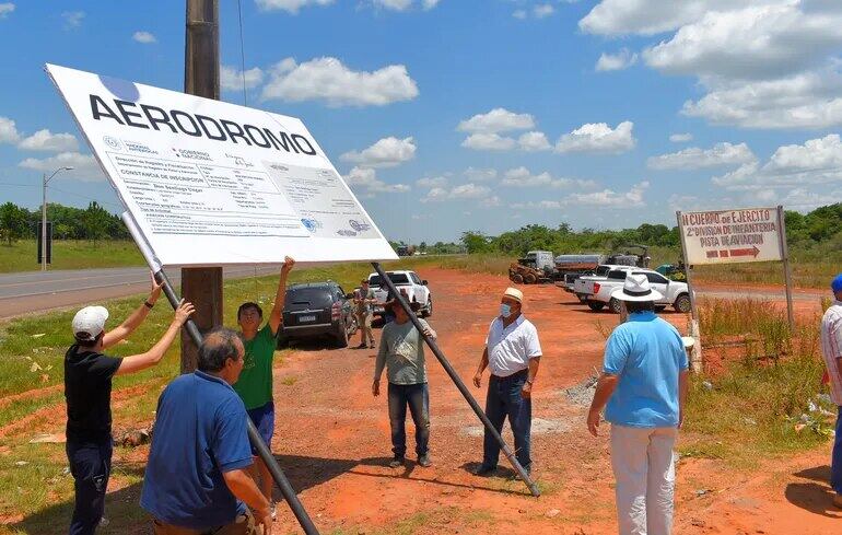 La inmobiliaria colocó un cartel frente a la pista de aviación que fue habilitado por la Dinac como aerodromo "Don Santiago Unger".