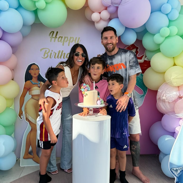 ¡Hermosa familia! Anto Rocuzzo y Leo Messi rodeados de sus hijos Thiago, Mateo y Ciro junto a la tradicional torta de cumpleaños. (Instagram/Antonela Roccuzzo)