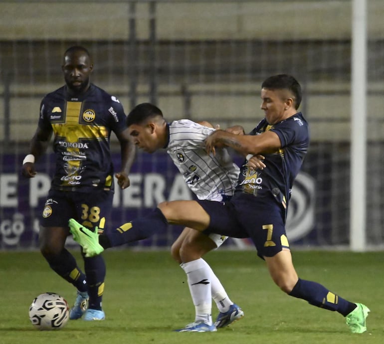 Pedro Arce disputa el balón con el volante ofensivo de Sol de América Luis Ortiz.