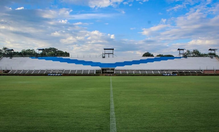 La V azulada pintada en la tribuna del nuevo estadio del Sportivo Ameliano en Villeta, a unos 30 kilómetros de Asunción.