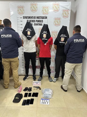 Policía arresta a tres implicados en robo a bodega, uno fe identificado por la víctima.