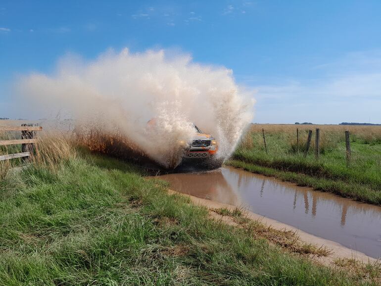 Blas Zapag y Juan José Sánchez al mando del Toyota Hilux atraviesan de esta forma un lugar anegado en la zona de Villalbín, una de las más complicas en el tramo.