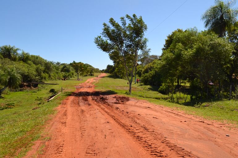 Camino de tierra Paso Mboreví, distrito de San Ignacio. (imagen referencial de un camino vecinal).