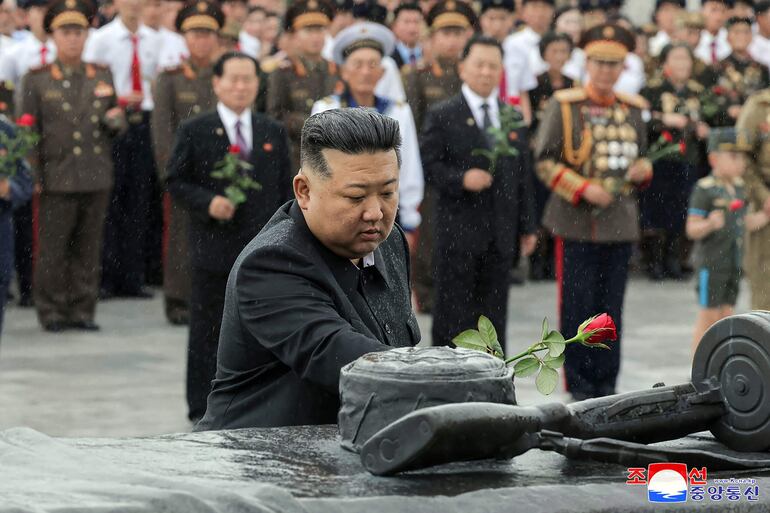 El líder norcoreano Kim Jong Un deposita una flor en la tumba de un soldado en el 71 aniversario del fin de la Guerra de Corea, en Pyongyang.