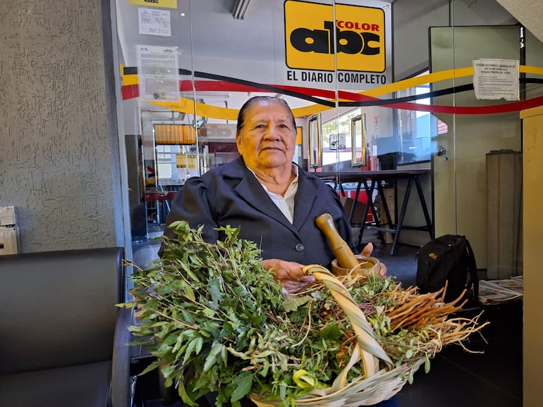 Natalicia Ramírez Viuda de Amarilla, trabajadora del Paseo de los Yuyos en el Mercado 4 de Asunción.