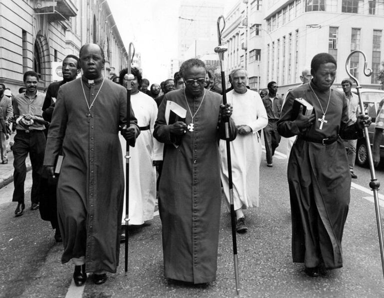 En el centro, Desmond Tutu, arzobispo de Johannesburgo, marchando por la liberación de Geoff Moselane en abril de 1985. A la izquierda, el obispo Sigisbert Ndwandwe; a la derecha, el obispo Simeon Nkoane (Foto: Robert Tshabalala).