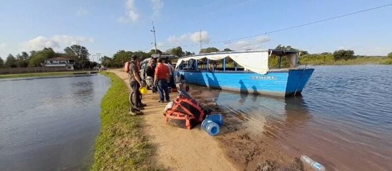 La crecida del río Paraná obliga a varias familias a evacuar sus hogares en la zona de Paso de Patria.