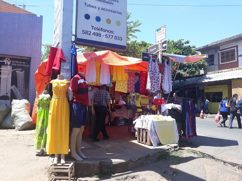 Un puesto informal de venta de ropa en una esquina en la zona del Mercado Municipal de San Lorenzo.