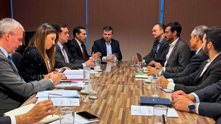 Reunión de autoridades de la ANDE con representantes del Ministerio de Energía, en Brasil, ayer.