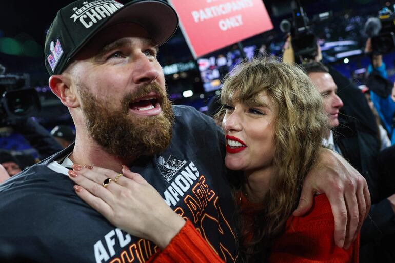 Travis Kelce, el número 87 de Kansas City Chiefs, celebrando con su novia Taylor Swift el pase de su equipo a la final de la Super Bowl 2024.