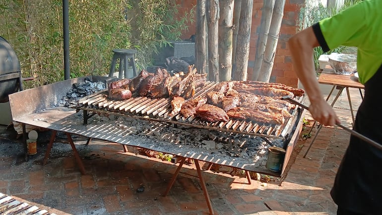 Toda la carne al asador. Los partidarios de Mario Abdo se sirvieron una picada de chorizos, morcillas y comida típica, y luego un asado.