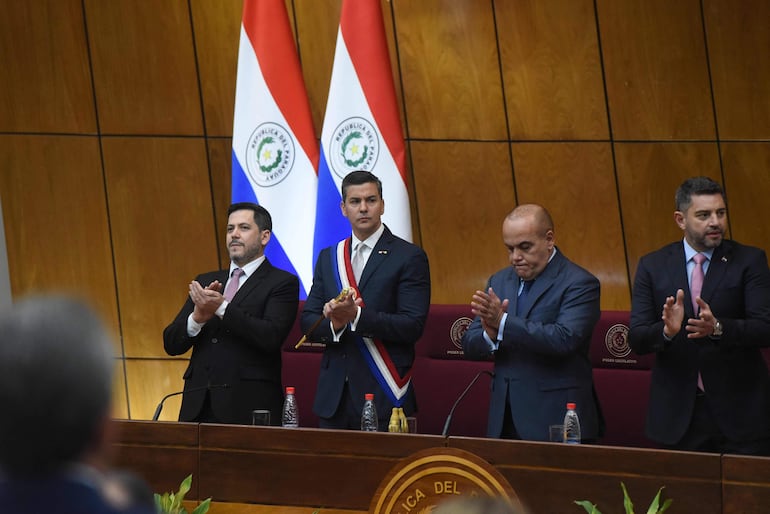 Raúl Latorre (ANR, HC), titular de Diputados; el presidente Santiago Peña; Basilio Núñez (ANR, HC) titular del Senado, y el vicepresidente Pedro Alliana.  (Foto: EFE)