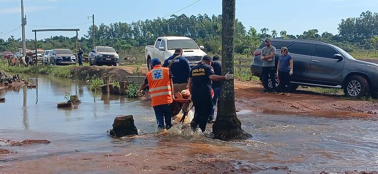 Momento en que retiran los cuerpos de los abatidos durante el operativo. 