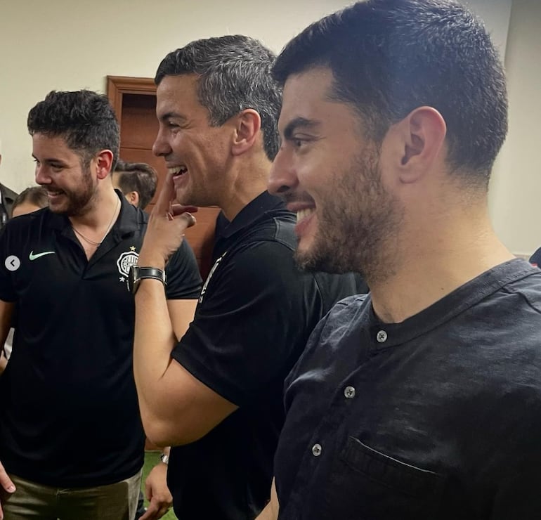 El presidente de la República, Santiago Peña, su hijo Gonzalo Peña y el hermano de Nenecho, José Rodríguez, observando un partido de fútbol.