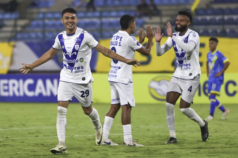 Los jugadores del Sportivo Ameliano festejan un gol en el partido frente a Rayo Zuliano por la fase de grupos de la Copa Sudamericana 2024 en el estadio Nacional Brígido Iriarte, en Caracas, Venezuela.