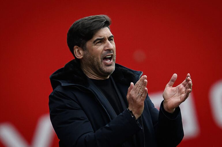 (FILES) Lille's Portuguese head coach Paulo Fonseca reacts during the French L1 football match between Stade Brestois 29 (Brest) and Lille OSC at Stade Francis-Le Ble in Brest, western France, on March 17, 2024. Paulo Fonseca is the new coach of AC Milan, the Serie A runners-up announced on June 13, 2024. (Photo by LOIC VENANCE / AFP)