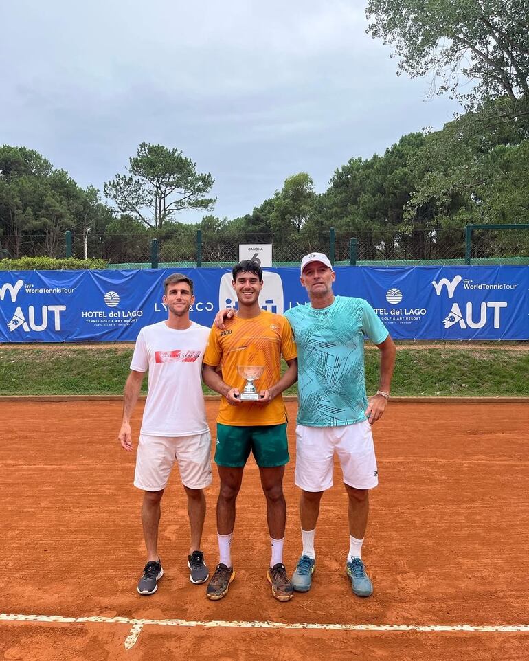 Daniel Vallejo, campeón del torneo ITF M25 Punta de Este, en Uruguay, el primer título de esta temporada, junto a miembros de su equipo, Francisco Cabello (d) y Bernardo Palacios.