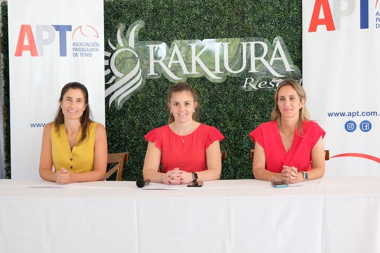 Lucía Costa, de Rakiura; Sofía Pérez, directora de los Torneos W15, y Larissa Schaerer, de la APT.