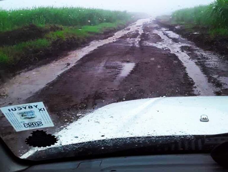 La comunidad reclama camino de todo tiempo porque con cada lluvia quedan aislados.