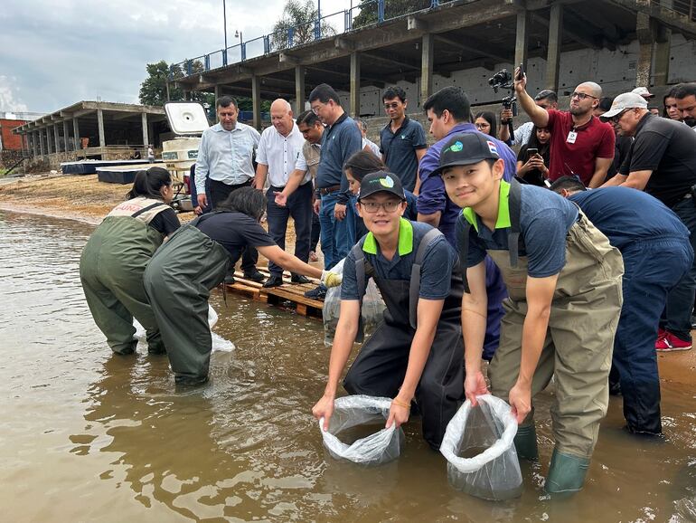 Celebración del Día Nacional de Pacú, en el local de la Asociación Paraguaya de Caza y Pesca, en Ita Enramada, en cuya playa sobre el río Paraguay se realizó la siembra de unos 4.000 alevines de pacú y otros tantos de otras especies.